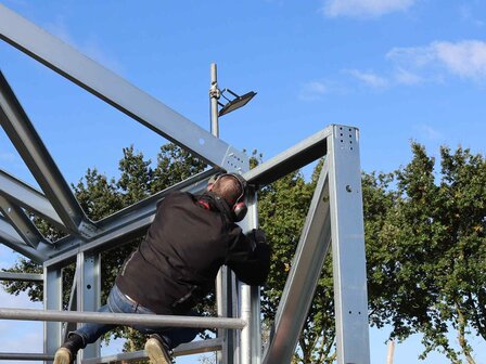 Koppeling van de wand aan het dak bij zadeldak en lessenaarsdak