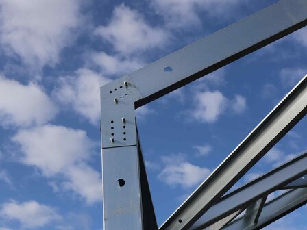 Koppeling van de wand aan het dak bij zadeldak en lessenaarsdak