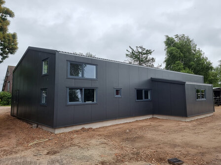 Zadeldak loods 10x20m met aanbouw 6x3m