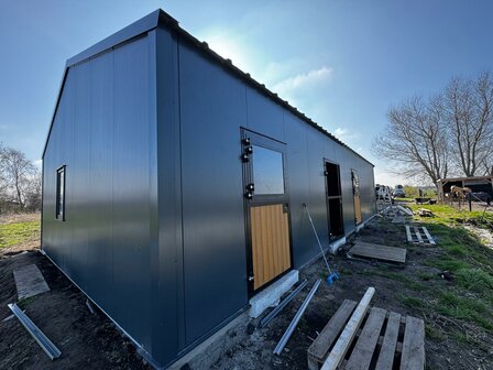 Paardenstal 8x23m te Oosterzee