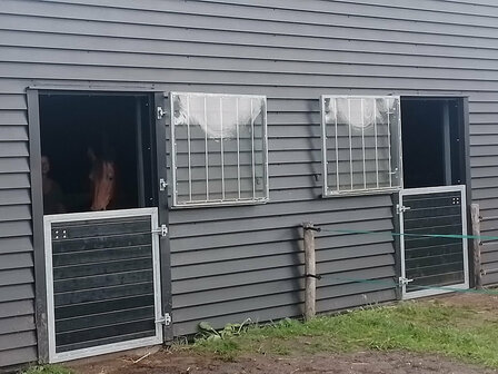 Staalrabat | 125mm plank hoote | Houtnerf structuur mat zwart | vanaf &euro; 24,95/m2