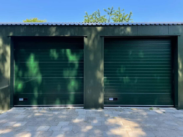 Donkergroene overheaddeur Multi Loods