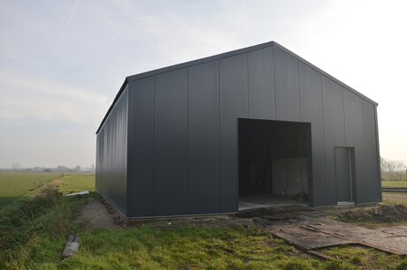 Zadeldak loods 8x10m | On-geïsoleerd vanaf € 19.195,- | Geïsoleerd vanaf € 22.785,-| Excl. BTW Zadeldak loods 8x10m | On-geïsoleerd vanaf € 19.195,- | Geïsoleerd vanaf € 22.785,-| Excl. BTW