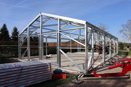Zadeldak loods 10x20m | On-geïsoleerd vanaf € 33.255,- | Geïsoleerd vanaf € 40.110,-| Excl. BTW Zadeldak loods 10x20m | On-geïsoleerd vanaf € 33.255,- | Geïsoleerd vanaf € 40.110,-| Excl. BTW