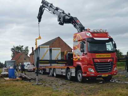 Vrachtwagen met laadkraan