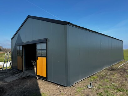 Paardenstal 8x23m te Oosterzee